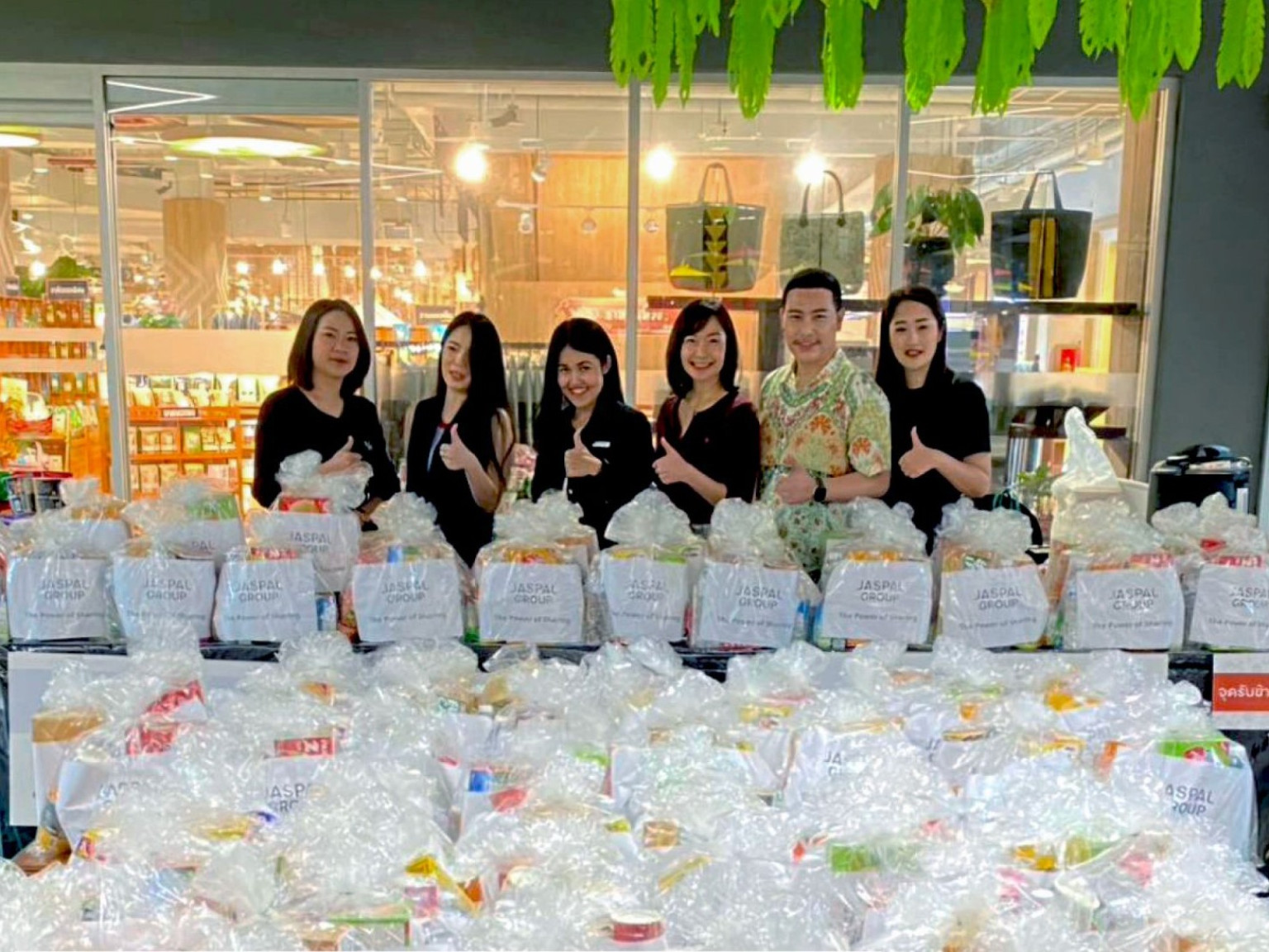 ส่งมอบถุงยังชีพผ่านศูนย์การค้าเซ็นทรัล เชียงราย
