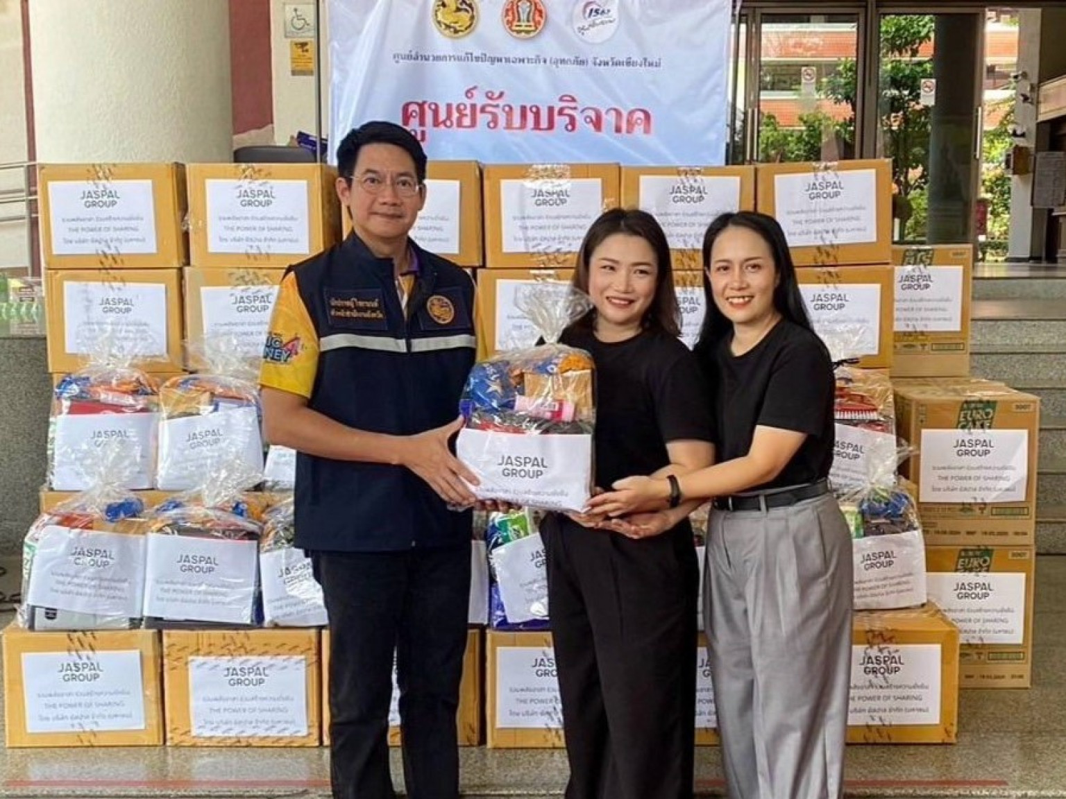 ส่งมอบถุงยังชีพผ่าน ศูนย์ดำรงธรรม จังหวัดเชียงใหม่