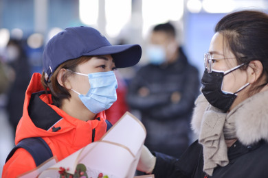 สมาชิกของทีมแพทย์ (ซ้าย) บอกลากับผู้ส่งที่สนามบินนานาชาติ Baita, Hohhot (รูปถ่ายโดย Wang Zheng / Guangming Picture)
