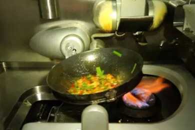หุ่นยนต์ “พ่อครัว” ตระเตรียมและเสิร์ฟอาหารภายในโรงอาหาร
