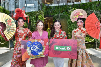 ธณพร ตันติยานนท์ ผู้ช่วยกรรมการผู้จัดการ กลุ่มงานกิจกรรมการตลาด สยามพิวรรธน์  และ วรษา กรวิกนลิน ผอ.ฝ่ายบริหารผลิตภัณฑ์บัตรและสินเชื่อบุคคล ธ.กสิกรไทย