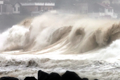พายุซูเปอร์ไต้ฝุ่น "หินหนามหน่อ" ส่งผลให้เกิดปรากฎการณ์คลื่นสูงซัดฝั่งที่เกาะเชจู เกาหลีใต้ (Photo : AFP)