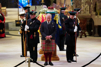 สมเด็จพระเจ้าชาลส์ ที่ 3 แห่งอังกฤษ ทรงนำประกอบพระราชพิธีถวายความไว้อาลัยแด่สมเด็จพระราชินินาถเอลิซาเบธ ที่ 2 ภายในมหาวิหารเซนต์ไจลส์ สกอตแลนด์ (Photo : AFP (Photo : AFP)