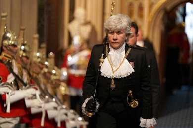 นางซาราห์ คลาร์ก ตำแหน่ง "ผู้เบิกคทาดำ" แห่งรัฐสภาอังกฤษ ซึ่งเป็นผู้เข้าถวายสักการะพระบรมศพสมเด็จพระราชินีนาถเอลิซาเบธ ที่ 2 เป็นคนสุดท้าย (Photo : AFP)