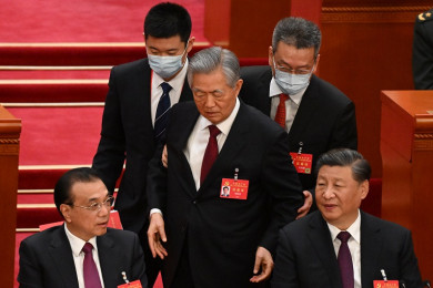 อดีตประธานาธิบดีหู จิ่นเทา ของจีน ถูกเจ้าหน้าที่เชิญตัวออกจากที่ประชุมสมัชชาใหญ่พรรคคอมมิวนิสต์จีน (Photo : AFP)
