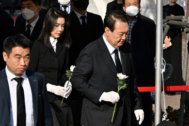 ประธานาธิบดียุน ซุก-ยอล แห่งเกาหลีใต้ และนางคิม กอน-ฮี ภริยา ไว้อาลัยผู้เสียชีวิตในเหตุโศกนาฏกรรมที่อิแทวอน (Photo : AFP)