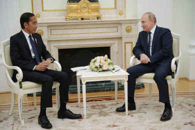 ประธานาธิบดีโจโก วิโดโด แห่งอินโดนีเซีย (ซ้าย) เมื่อครั้งพบปะกับประธานาธิบดีวลาดิเมียร์ ปูติน แห่งรัสเซีย (Photo : AFP)