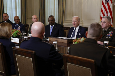 ประธานาธิบดีโจ ไบเดน ผู้นำสหรัฐฯ กับคณะทำงานด้านต่างๆ (Photo : AFP)