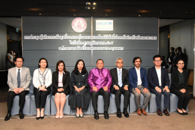 นายจุติ ไกรฤกษ์ รมว.พม. (กลาง) และ นางคยองซอน คิม ผอ. องค์การยูนิเซฟ ประเทศไทย (ที่ 4 จากซ้าย) พร้อมด้วยตัวแทนจากภาคเอกชน ในการประชุมจัดตั้งภาคีเครือข่าย Thailand Safe Internet Coalition