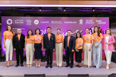 ผู้บริหารและแขกผู้มีเกียรติถ่ายภาพร่วมกัน