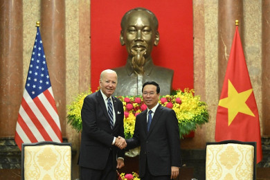 ประธานาธิบดีโจ ไบเดน ผู้นำสหรัฐฯ (ซ้าย) เดินทางเยือนเวียดนาม (Photo : AFP)