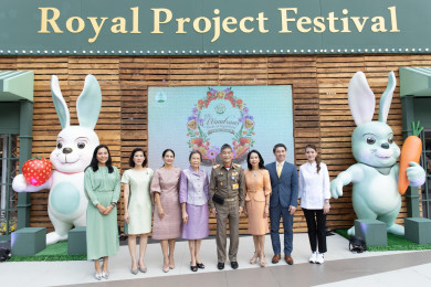 จรัลธาดา กรรณสูต (กลาง) องคมนตรี ประธานกรรมการ มูลนิธโครงการหลวง พร้อมด้วยผู้บริหาร สยามพารากอน และพันธมิตรร่วมเปิดงาน “Royal Project Gastronomy Festival 2023 @ Siam Paragon”  ณ พาร์ค พารากอน 