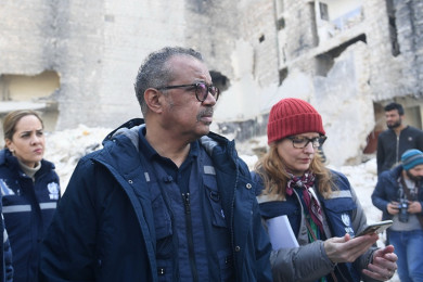 ดร.ทีโดรส อัดฮานอม กีบรีเยซุส ผอ.องค์การอนามัยโลก หรือดับเบิลยูชเอชโอ เยี่ยมผู้ประสบภัยแผ่นดินไหวในเมืองอะเลปโป ซีเรีย (Photo : AFP)