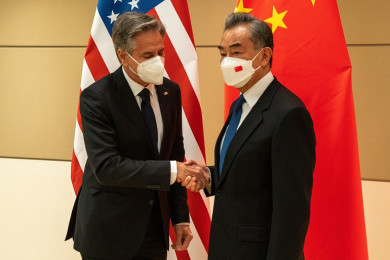 นายแอนโดนี บลิงเคน รัฐมนตรีต่างประเทศของสหรัฐฯ (ซ้าย) และนายหวัง อี้ มนตรีแห่งรัฐ และผอ.สำนักงานคณะกรรมาธิการต่างประเทศของจีน (Photo : AFP)