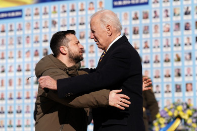 ประธานาธิบดีโจ ไบเดน ผู้นำสหรัฐฯ (ขวา) เดินทางเยือนกรุงเคียฟ โดยมีประธานาธิบดีโวโลดิมีร์ เซเลนสกี ผู้นำยูเครน ให้การต้อนรับ (Photo : AFP)