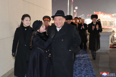 นายคิม จอง-อึน ผู้นำสูงสุดของเกาหลีเหนือ และ ด.ญ.คิม จอง-แอ บุตรสาว (Photo : AFP)