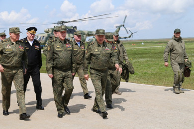 พล.อ.เซอร์ไก ชอยกู รัฐมนตรีกลาโหมของรัสเซีย (คนกลาง) (Photo : AFP)