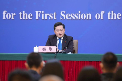 (7 มี.ค.) นายฉิน กัง รัฐมนตรีการต่างประเทศจีน ตอบคำถามนักข่าวจีนและเทศในประเด็นที่เกี่ยวกับ “นโยบายและความสัมพันธ์ระหว่างประเทศของจีน” ในงานแถลงข่าวของการประชุมใหญ่ครั้งที่ 1 ของสภาผู้แทนประชาชนแห่งชาติจีน ชุดที่ 14 ที่จัดขึ้น ณ กรุงปักกิ่ง