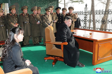 นายคิม จอง-อึน ประธานสูงสุดของเกาหลีเหนือ และบุตรสาว สังเกตการณ์ซ้อมรบ (Photo : AFP)