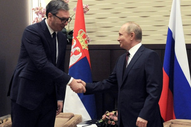 ประธานาธิบดีอเล็กซานเดอร์ วูซิซ แห่งเซอร์เบีย (ซ้าย) พบปะกับประธานาธิบดีวลาดิเมียร์ ปูติน แห่งรัสเซีย (Photo : AFP)