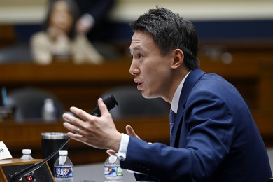 นายโซ่ว จื่อ จิว ซีอีโอของติ๊กต็อก (TikTok) ให้ปากคำต่อรัฐสภาสหรัฐฯ (Photo : AFP)