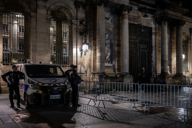 ตำรวจฝรั่งเศสดูแลความปลอดภัยที่หน้าศาลาว่การเมืองบอร์โด หลังม็อบต้านปฏิรูประบบบำนาญบุกเผา จนประตูได้รับความเสียหาย (Photo : AFP)