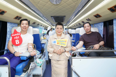 เอมอร ศรีวัฒนประภา ให้กำลังใจ อภิเชษฐ์ (ซ้ายสุด) - อัยยวัฒน์ (ขวาสุด) ศรีวัฒนประภา ในการบริจาคโลหิต