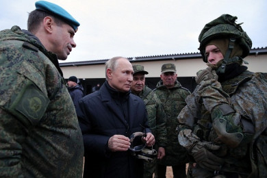 ประธานาธิบดีวลาดิเมียร์ ปูติน ผู้นำรัสเซีย ตรวจเยี่ยมกำลังพล (Photo : AFP)
