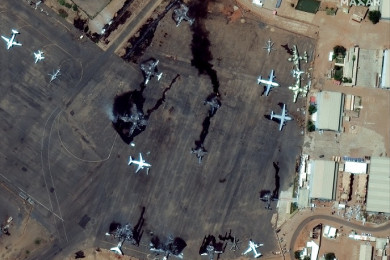 ภาพถ่ายดาวเทียมแสดงเครื่องบินในสนามบินแห่งหนึ่งในกรุงคาร์ทูม ประเทศซูดาน ถูกกองกำลังไม่ทราบฝ่ายโจมตี (Photo : AFP)
