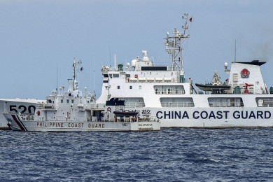 เรือยามฝั่งของกองทัพเรือจีน สกัดเรือยามฝั่งของกองทัพเรือฟิลิปปินส์ จนเกือบชนปะทะกันในทะเลจีนใต้ (Photo : AFP)