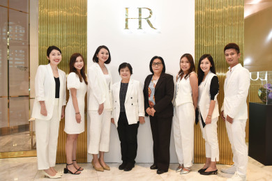 คุณศิริพร อารยะฐากูร รองกรรมการผู้อำนวยการสายงานปฎิบัติการ (ที่ 4 จากซ้าย) และ คุณเพ็ญรุ่ง จินตนามณีรัตน์ ผู้อำนวยการอาวุโสส่วนงานปฎิบัติการ ร้านค้าในเมือง (ที่ 4 จากขวา) พร้อมทีมผู้บริหารแบรนด์ HELENA RUBINSTEIN นำโดย ยูนีส อัง, ผู้จัดการพื้นที่แบรนด์ เฮเลน่า รูบินสไตน์ (ที่ 3จากซ้าย)และ มิเชล ฉง, ผู้จัดการฝ่ายกลุ่มผลิตภัณฑ์ แบรนด์ เฮเลน่า รูบินสไตน์(ที่ 2จากขวา)
