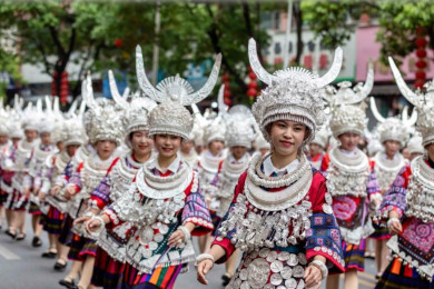 (2 พ.ค) เหล่าผู้คนเข้าร่วมเดินขบวนพาเหรดชุดฉลองเทศกาลพี่สาวน้องสาว ในเมืองไท่เจียง มณฑลกุ้ยโจว