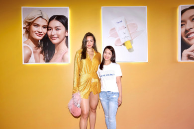 แอนชิลี สก๊อต-เคมมิส และ Katie Leung Marketing director of Superegoop Asia Pacific