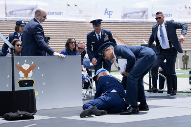 ประธานาธิบดีโจ ไบเดน ผู้นำสหรัฐฯ ล้มหลังสะดุดกระสอบทรายบนเวทีมอบวุฒิบัตรนักศึกษานายเรืออากาศ (Photo : AFP)