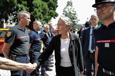 นายกรัฐมนตรีเอลิซาเบธ บอร์น แห่งฝรั่งเศส ลงพื้นที่เกิดเหตุคนร้ายใช้อาวุธมีดแทงผู้คน (Photo : AFP)