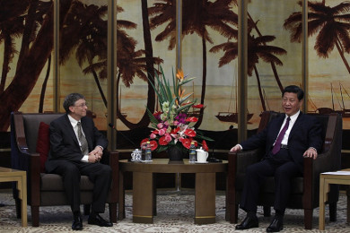 นายบิล เกตส์ (ซ้าย) พบปะกับประธานาธิบดีสี จิ้นผิง ผู้นำจีน (Photo : AFP)