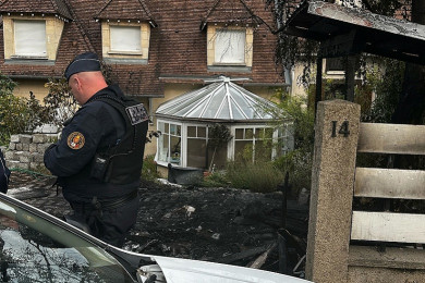ตำรวจตรวจสอบความเสียหายบ้านพักนายกเทศมนตรีเมืองไล-เลส์-โฮส ประเทศฝรั่งเศส หลังถููกม็อบบุกเผาทำลายและทำร้ายผู้คนในบ้าน (Photo : AFP)