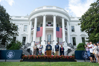 ประธานาธิบดีโจ ไบเดน ผู้นำสหรัฐฯ (คนกลาง) ปราศรัยเนื่องในวันชาติสหรัฐฯ (Photo : AFP)