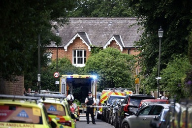 ตำรวจกันพื้นที่หลังเกิดเหตุรถพุ่งชนโรงเรียนในอังกฤษ (Photo : AFP)