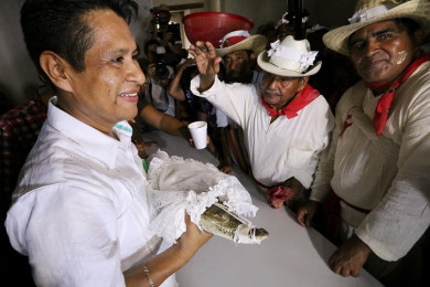 นายวิกเตอร์ โซซา นายกเทศมนตรีของเมืองซานเปโดรฮัวเมลูลา รัฐโออาซากา ประเทศเม็กซิโก อุ้มเจ้าสาวจระเข้ (Photo : AFP)