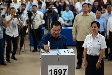 นายฮุน เซน นายกรัฐมนตรีกัมพูชาใช้สิทธิเลือกตั้งที่ จ.กันดาล (Photo : AFP)