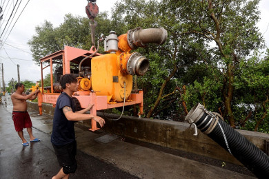 ประชาชนชาวไต้หวันเตรียมเครื่องสูบน้ำเพื่อรับมือกับพายุไต้ฝุ่นทกซูรี ที่จะทำให้เกิดฝนตกหนัก ส่งผลให้น้ำท่วมสูงฉับพลัน (Photo : AFP)