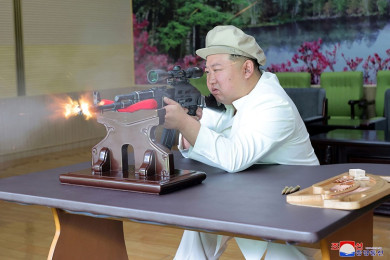 นายคิม จอง-อึน ผู้นำสูงสุดของเกาหลีเหนือ โชว์ทักษะการยิงปืน (Photo : AFP)