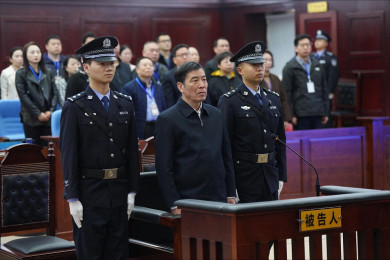 นายเฉิน ซวีหยวน อดีตนายกสมาคมฟุตบอลจีน ถูกนำตัวขึ้นศาล (Photo : AFP)
