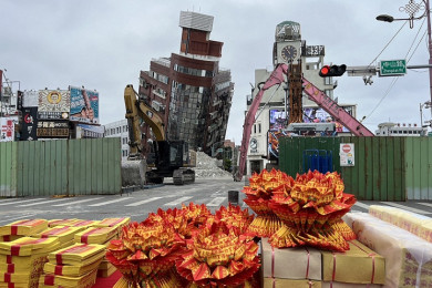เครื่องเซ่นไหว้ที่ถูกจัดบนโต๊ะบริเวณใกล้กับอาคารที่ได้รับความเสียหายจากเหตุแผ่นดินไหวในเมืองฮัวหลียน ไต้หวัน (Photo : AFP)