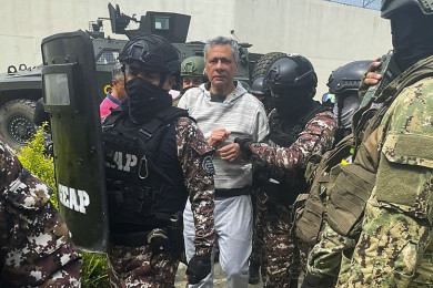 นายฆอร์เก กลาส อดีตรองประธานาธิบดีเอกวาดอร์ ถูกตำรวจเอกวาดอร์จับกุมขณะหลบหนีในสถานทูตเม็กซิโกในกรุงกีโต ประเทศเอกวาดอร์ (Photo : AFP)