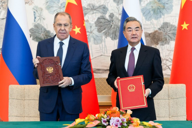 นายเซอร์เก ลาฟรอฟ รัฐมนตรีต่างประเทศของรัสเซีย (ซ้าย) นายหวัง อี้ รัฐมนตรีต่างประเทศของจีน (Photo : AFP)