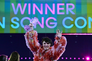 นีโม เมตต์เลอร์ นักร้องชาวสวิส คว้ารางวัลชนะเลิศ ยูโรวิชัน 2024 (Photo : AFP)
