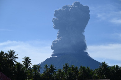 ภูเขาไฟอิบู จ.มาลุกุเหนือ ประเทศอินโดนีเซีย กำลังปะทุเถ้าถ่าน (Photo : AFP)