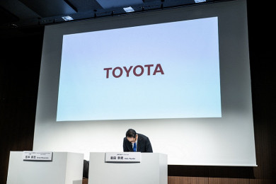 นายอาคิโอะ โทโยดะ ประธานบริษัทโตโยต้าฯ แถลงขอโทษ ที่กรุงโตเกียว ประเทศญี่ปุ่น (Photo : AFP)